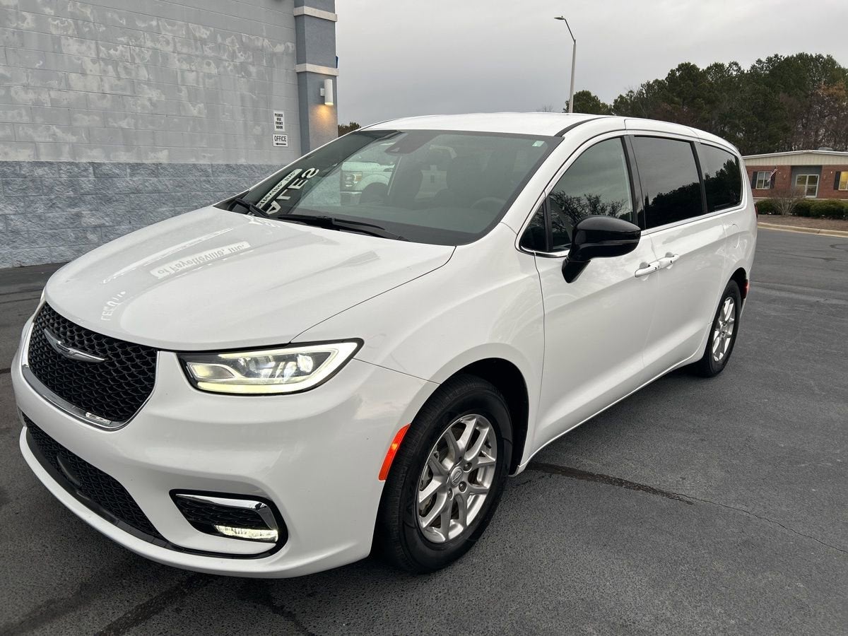 2025 Chrysler Pacifica Select