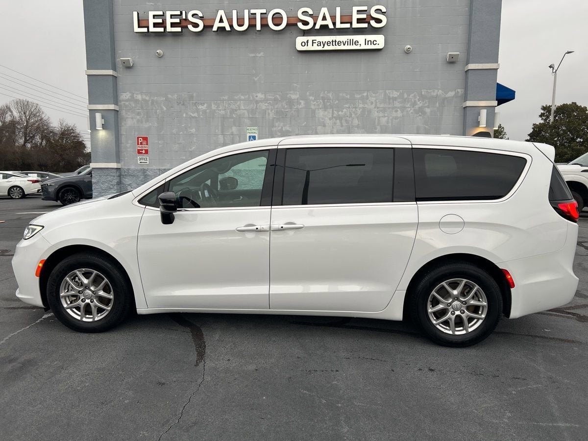 2025 Chrysler Pacifica Select