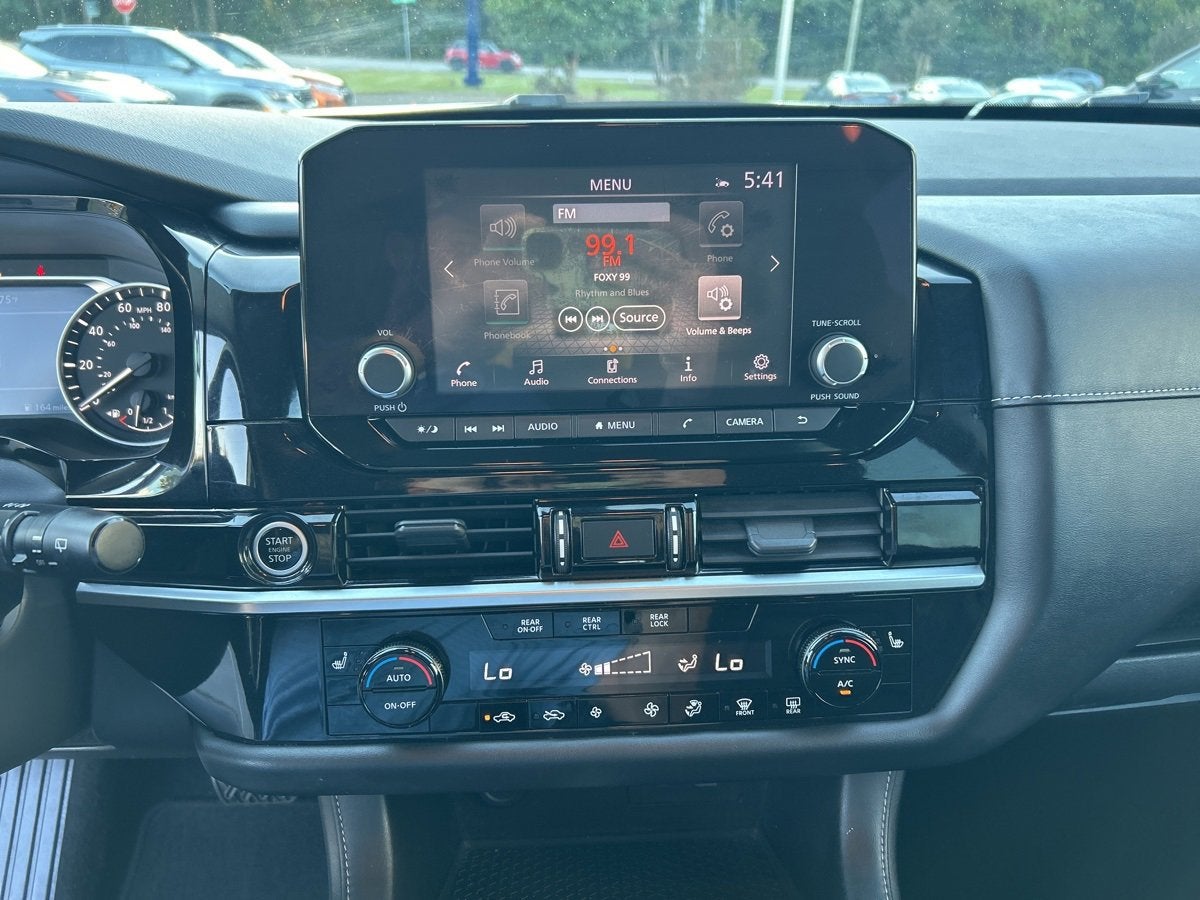 2022 Nissan Pathfinder SV